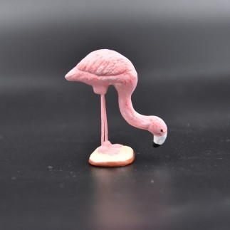 Flamant rose tête baissée